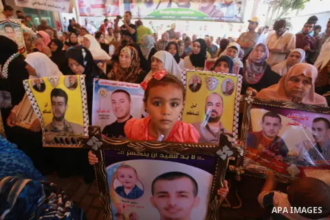 Palestinians take part in a protest demanding release the prisoners in Israeli jails, in front of Red cross office, in Gaza city, on on August 10, 2015. Photo by Mohammed Asad