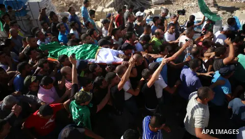 Mourners carry the body of Palestinian Anas Taha during his funeral in the West Bank city of Ramallah, August 10, 2015. Israeli troops shot dead Taha who stabbed an Israeli man at a petrol station in the occupied West Ba...