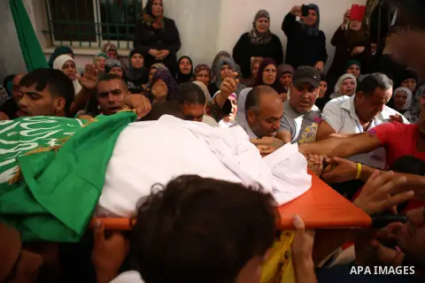 Mourners carry the body of Palestinian Anas Taha during his funeral in the West Bank city of Ramallah, August 10, 2015. Israeli troops shot dead Taha who stabbed an Israeli man at a petrol station in the occupied West Ba...
