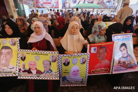 Palestinians take part in a protest demanding release the prisoners in Israeli jails, in front of Red cross office, in Gaza city, on August 31, 2015. Photo by Mohammed Asad