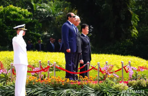 Egypt's President Abdel Fattah al-Sisi with Singaporean counterpart Tony Tan Keng Yam review a guard of honour during a welcoming ceremony at the Istana presidential palace in Singapore on August 31, 2015. President Abde...