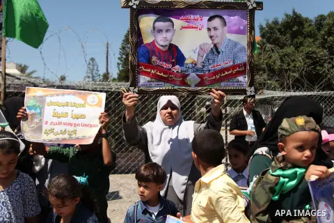 Palestinians watch the opening of the exhibition of the al-Qassam mock prisons, in Gaza city, on Sep. 02, 2015 mock. Photo by Ashraf Amra