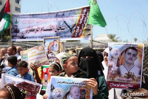 Palestinians watch the opening of the exhibition of the al-Qassam mock prisons, in Gaza city, on Sep. 02, 2015 mock. Photo by Ashraf Amra