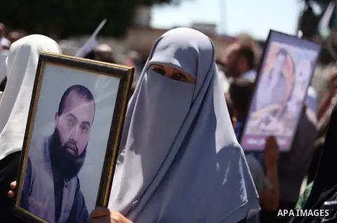 Palestinians watch the opening of the exhibition of the al-Qassam mock prisons, in Gaza city, on Sep. 02, 2015 mock. Photo by Ashraf Amra