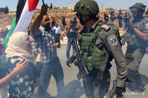 A Palestinian woman argues with an Israeli border policeman during a protest against Jewish settlements in the West Bank village of Nabi Saleh, near Ramallah September 4, 2015. Photo by Shadi Hatem