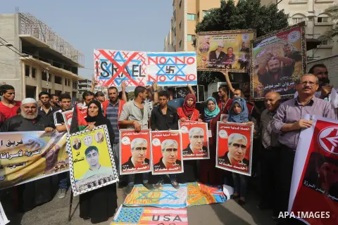 Palestinians take part in a protest demanding release the prisoners in Israeli jails, in front of Red cross office, in Gaza city, on Sep. 07, 2015. Photo by Mohammed Asad