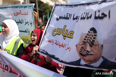 Palestinian Hamas supporters take part in a protest against the Israeli police raid on Jerusalem's al-Aqsa mosque on Tuesday, in Khan Younis in the southern Gaza Strip, September 18, 2015. Israel deployed hundreds of ext...