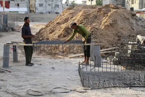 Palestinian construction workers work at the houses, which were destroyed during the 50-day Israeli war in the summer of 2014 in Gaza city on September 20, 2015. Photo by Abdallah Jadallah