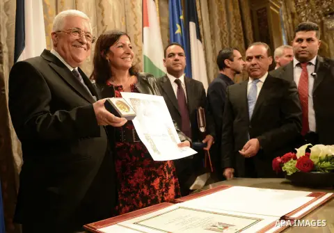 Palestinian president Mahmoud Abbas poses next to Paris' mayor Anne Hidalgo after receiving the medal of Paris during a ceremony marking the International Day of Peace at Paris' city hall, on September 21, 2015. Photo by...