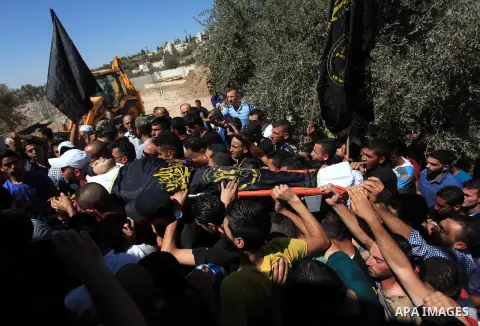 Palestinian mourners carry the body of Dia al-Talahmeh, a member of the Islamic Jihad militant movement, during the funeral in the West Bank city of Hebron, September 22, 2015. According to reports, Talahmeh, 21, was kil...