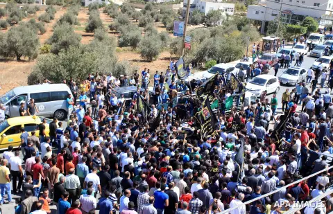 Palestinian mourners carry the body of Dia al-Talahmeh, a member of the Islamic Jihad militant movement, during the funeral in the West Bank city of Hebron, September 22, 2015. According to reports, Talahmeh, 21, was kil...