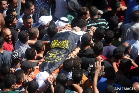 Palestinian mourners carry the body of Dia al-Talahmeh, a member of the Islamic Jihad militant movement, during the funeral in the West Bank city of Hebron, September 22, 2015. According to reports, Talahmeh, 21, was kil...