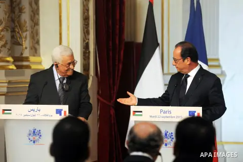 French President Francois Hollande (R) and his Palestinian counterpart Mahmud Abbas hold a press conference at the Elysee Palace in Paris on September 22, 2015. Photo by Thaer Ganaim
