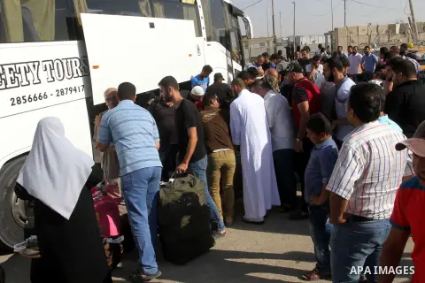 Palestinian pilgrims arrive at the Rafah crossing between Gaza Strip and Egypt after performing the annual Hajj, in Rafah in southern Gaza Strip, September 30, 2015. Around 500 Hajj pilgrims cross Rafah crossing on Wedne...