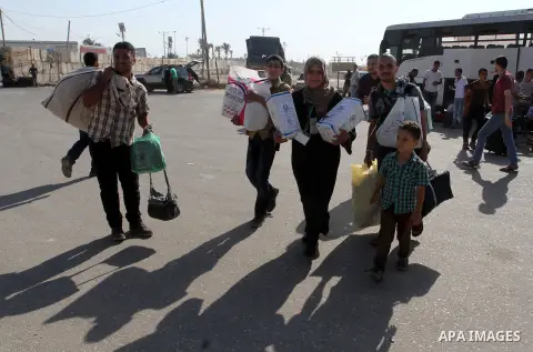 Palestinian pilgrims arrive at the Rafah crossing between Gaza Strip and Egypt after performing the annual Hajj, in Rafah in southern Gaza Strip, September 30, 2015. Around 500 Hajj pilgrims cross Rafah crossing on Wedne...