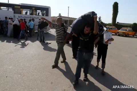 Palestinian pilgrims arrive at the Rafah crossing between Gaza Strip and Egypt after performing the annual Hajj, in Rafah in southern Gaza Strip, September 30, 2015. Around 500 Hajj pilgrims cross Rafah crossing on Wedne...