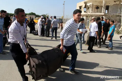 Palestinian pilgrims arrive at the Rafah crossing between Gaza Strip and Egypt after performing the annual Hajj, in Rafah in southern Gaza Strip, September 30, 2015. Around 500 Hajj pilgrims cross Rafah crossing on Wedne...