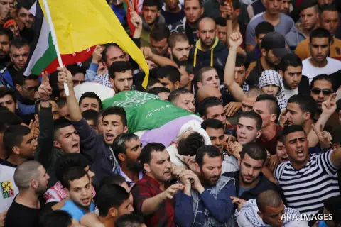 Mourners carry the body of Palestinian Mohammed Jabari, who stabbed an Israeli policeman before being shot dead on Friday, in the West Bank city of Hebron October 10, 2015. Fifteen Palestinians have been killed by Israel...