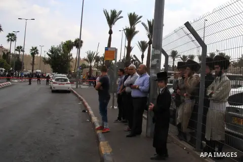 Israeli policemen secure the area where a Palestinian stabbed two Israeli Jews before he was shot dead outside Jerusalem's Old City October 10, 2015. Israeli forces shot dead two Palestinian assailants in East Jerusalem...