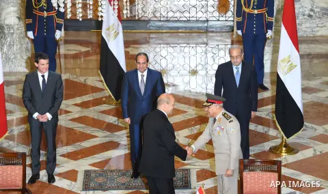Egyptain President Abdel Fattah al-Sisi meets with French Prime Minister Manuel Valls during a ceremony to sign military contracts at the Ittihadiya presidential palace in Cairo, Egypt, October 10, 2015. French Prime Min...