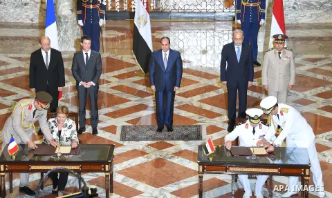 Egyptain President Abdel Fattah al-Sisi meets with French Prime Minister Manuel Valls during a ceremony to sign military contracts at the Ittihadiya presidential palace in Cairo, Egypt, October 10, 2015. French Prime Min...