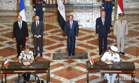 Egyptain President Abdel Fattah al-Sisi meets with French Prime Minister Manuel Valls during a ceremony to sign military contracts at the Ittihadiya presidential palace in Cairo, Egypt, October 10, 2015. French Prime Min...