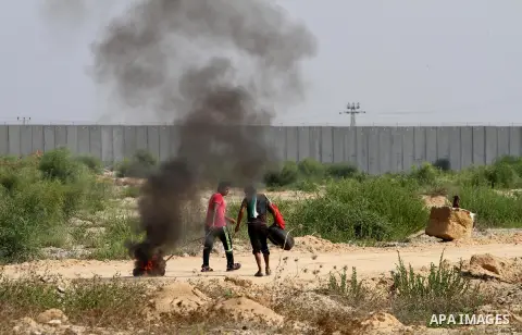 Palestinian protesters run for cover during clashes with Israeli security forces near the Erez border crossing between Israel and northern Gaza Strip on October 13, 2015. A wave of stabbings that hit Israel, Jerusalem an...