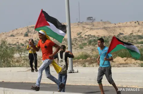 Palestinian protesters run for cover during clashes with Israeli security forces near the Erez border crossing between Israel and northern Gaza Strip on October 13, 2015. A wave of stabbings that hit Israel, Jerusalem an...