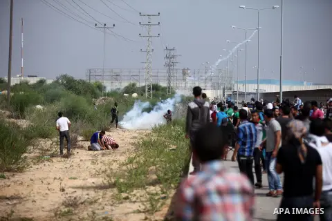 Palestinian protesters clash with Israeli security forces next to the border fence with Israel, at the Erez crossing in the northern Gaza strip, on October 13, 2015. A wave of stabbings that hit Israel, Jerusalem and the...