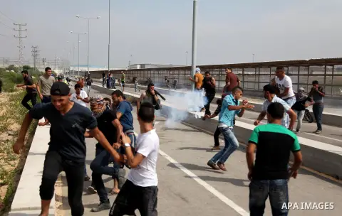 Palestinian protesters clash with Israeli security forces next to the border fence with Israel, at the Erez crossing in the northern Gaza strip, on October 13, 2015. A wave of stabbings that hit Israel, Jerusalem and the...