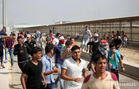 Palestinian protesters clash with Israeli security forces next to the border fence with Israel, at the Erez crossing in the northern Gaza strip, on October 13, 2015. A wave of stabbings that hit Israel, Jerusalem and the...