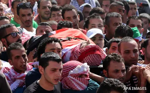 Mourners carry the body of 27-year-old Moataz Zawahra, who was killed by Israeli security forces in the clashes with Palestinian protesters, during his funeral in the West Bank city of Bethlehem October 14, 2015. Israel...