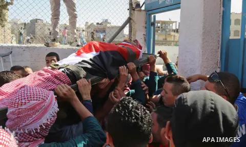 Mourners carry the body of 27-year-old Moataz Zawahra, who was killed by Israeli security forces in the clashes with Palestinian protesters, during his funeral in the West Bank city of Bethlehem October 14, 2015. Israel...