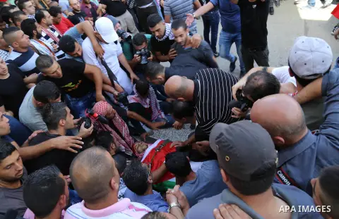 Mourners carry the body of 27-year-old Moataz Zawahra, who was killed by Israeli security forces in the clashes with Palestinian protesters, during his funeral in the West Bank city of Bethlehem October 14, 2015. Israel...