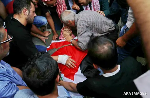 Mourners carry the body of 27-year-old Moataz Zawahra, who was killed by Israeli security forces in the clashes with Palestinian protesters, during his funeral in the West Bank city of Bethlehem October 14, 2015. Israel...