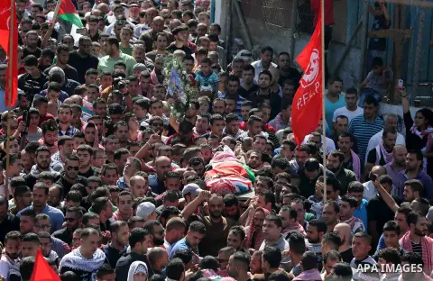Mourners carry the body of 27-year-old Moataz Zawahra, who was killed by Israeli security forces in the clashes with Palestinian protesters, during his funeral in the West Bank city of Bethlehem October 14, 2015. Israel...