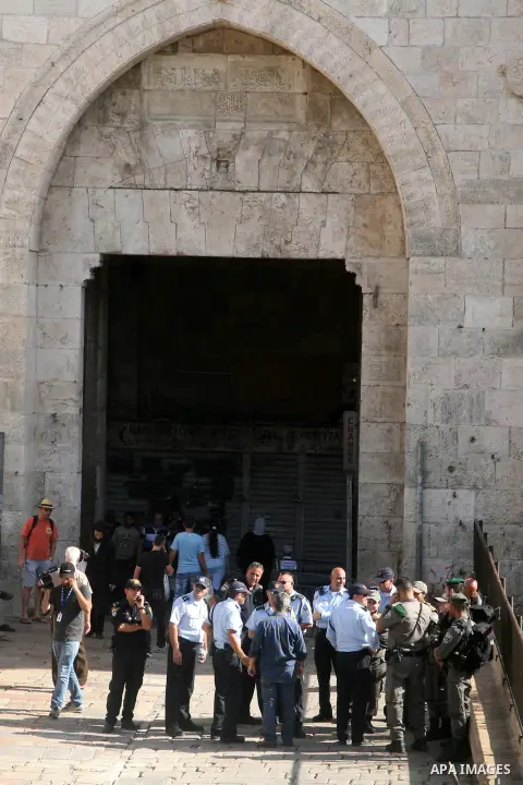 Israeli police stand guard at a street leading to the al-Aqsa mosque compound in Jerusalem's Old city on October 15, 2015. Seven Israelis and 30 Palestinians, including children and assailants, have been killed in two we...