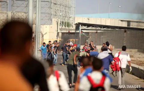 Palestinian protesters clash with Israeli security forces at the Erez crossing checkpoint in the northern Gaza Strip October 16, 2015. The unrest that has engulfed Jerusalem and the occupied West Bank, the most serious i...