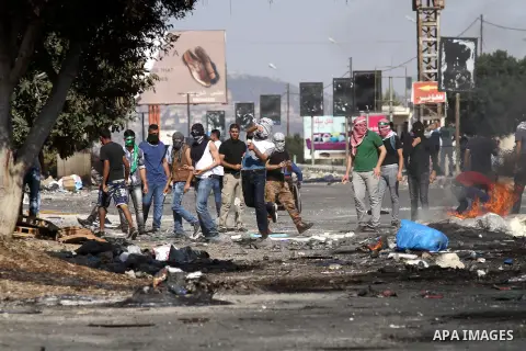 Palestinian protesters throw stones towards Israeli security forces during clashes at the Israeli Hawara checkpoint near the West Bank city of Nablus October 16, 2015. The unrest that has engulfed Jerusalem and the occup...