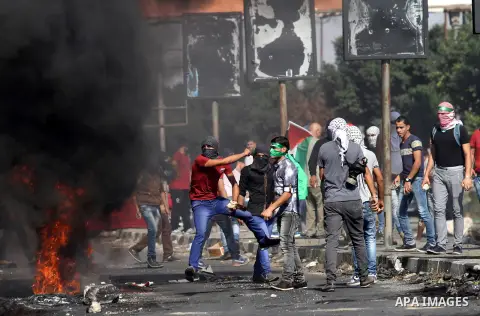 Palestinian protesters throw stones towards Israeli security forces during clashes at the Israeli Hawara checkpoint near the West Bank city of Nablus October 16, 2015. The unrest that has engulfed Jerusalem and the occup...