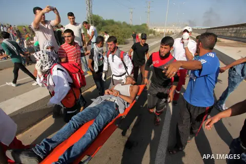 Palestinian protester carry an injured comrade during clashes with Israeli security forces at the Erez crossing checkpoint in the northern Gaza Strip October 16, 2015. The unrest that has engulfed Jerusalem and the occup...