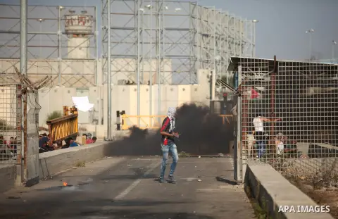 Palestinian protesters clash with Israeli security forces at the Erez crossing checkpoint in the northern Gaza Strip October 16, 2015. The unrest that has engulfed Jerusalem and the occupied West Bank, the most serious i...