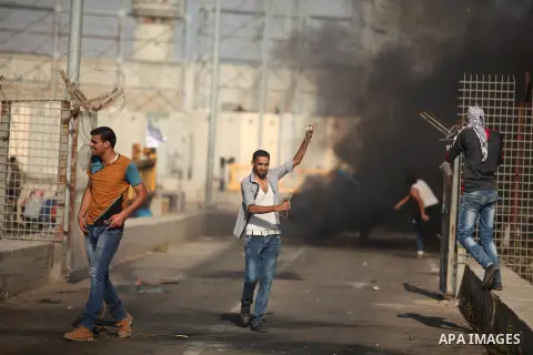 Palestinian protesters clash with Israeli security forces at the Erez crossing checkpoint in the northern Gaza Strip October 16, 2015. The unrest that has engulfed Jerusalem and the occupied West Bank, the most serious i...