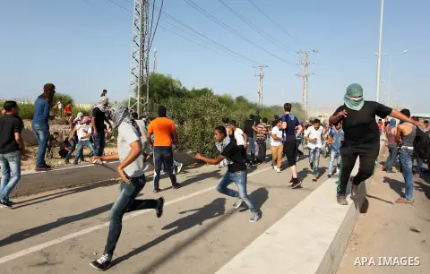 Palestinian protesters clash with Israeli security forces at the Erez crossing checkpoint in the northern Gaza Strip October 16, 2015. The unrest that has engulfed Jerusalem and the occupied West Bank, the most serious i...