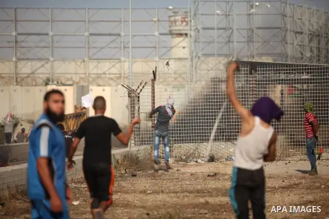Palestinian protesters clash with Israeli security forces at the Erez crossing checkpoint in the northern Gaza Strip October 16, 2015. The unrest that has engulfed Jerusalem and the occupied West Bank, the most serious i...
