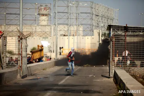Palestinian protesters clash with Israeli security forces at the Erez crossing checkpoint in the northern Gaza Strip October 16, 2015. The unrest that has engulfed Jerusalem and the occupied West Bank, the most serious i...