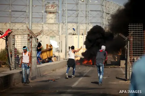 Palestinian protesters clash with Israeli security forces at the Erez crossing checkpoint in the northern Gaza Strip October 16, 2015. The unrest that has engulfed Jerusalem and the occupied West Bank, the most serious i...