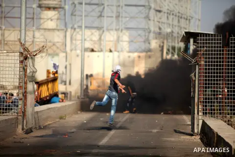 Palestinian protesters clash with Israeli security forces at the Erez crossing checkpoint in the northern Gaza Strip October 16, 2015. The unrest that has engulfed Jerusalem and the occupied West Bank, the most serious i...