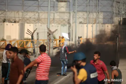 Palestinian protesters clash with Israeli security forces at the Erez crossing checkpoint in the northern Gaza Strip October 16, 2015. The unrest that has engulfed Jerusalem and the occupied West Bank, the most serious i...