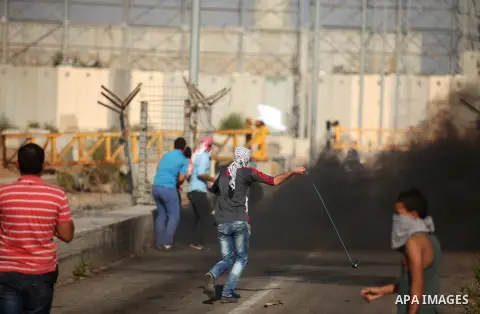Palestinian protesters clash with Israeli security forces at the Erez crossing checkpoint in the northern Gaza Strip October 16, 2015. The unrest that has engulfed Jerusalem and the occupied West Bank, the most serious i...